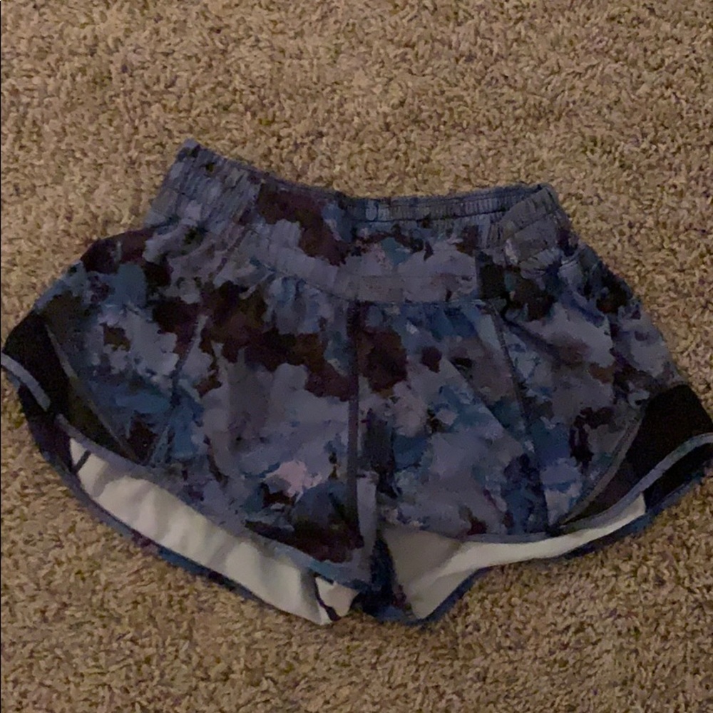 lululemon hotty hot shorts 2.5